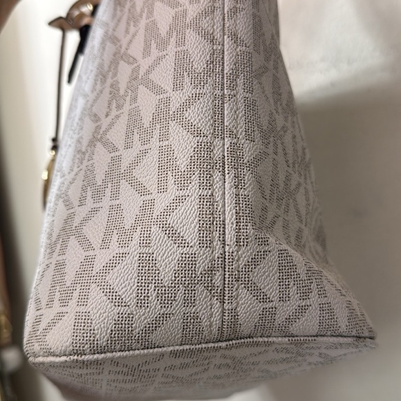 (B7) Michael Kors Monogram Logo Large Tote Bag in Caramel. - Picture 5 of 16